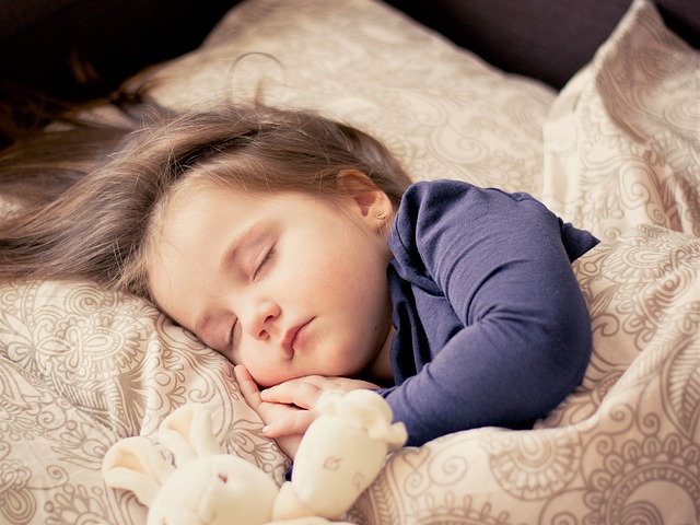 Perché i Bambini Dormono di Traverso? Un’Analisi del Comportamento del Sonno Infantile