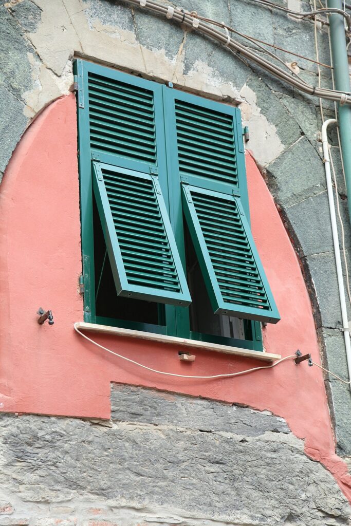 Persiane e Imposte: Storia ed Etimologia di Elementi Architettonici Intramontabili