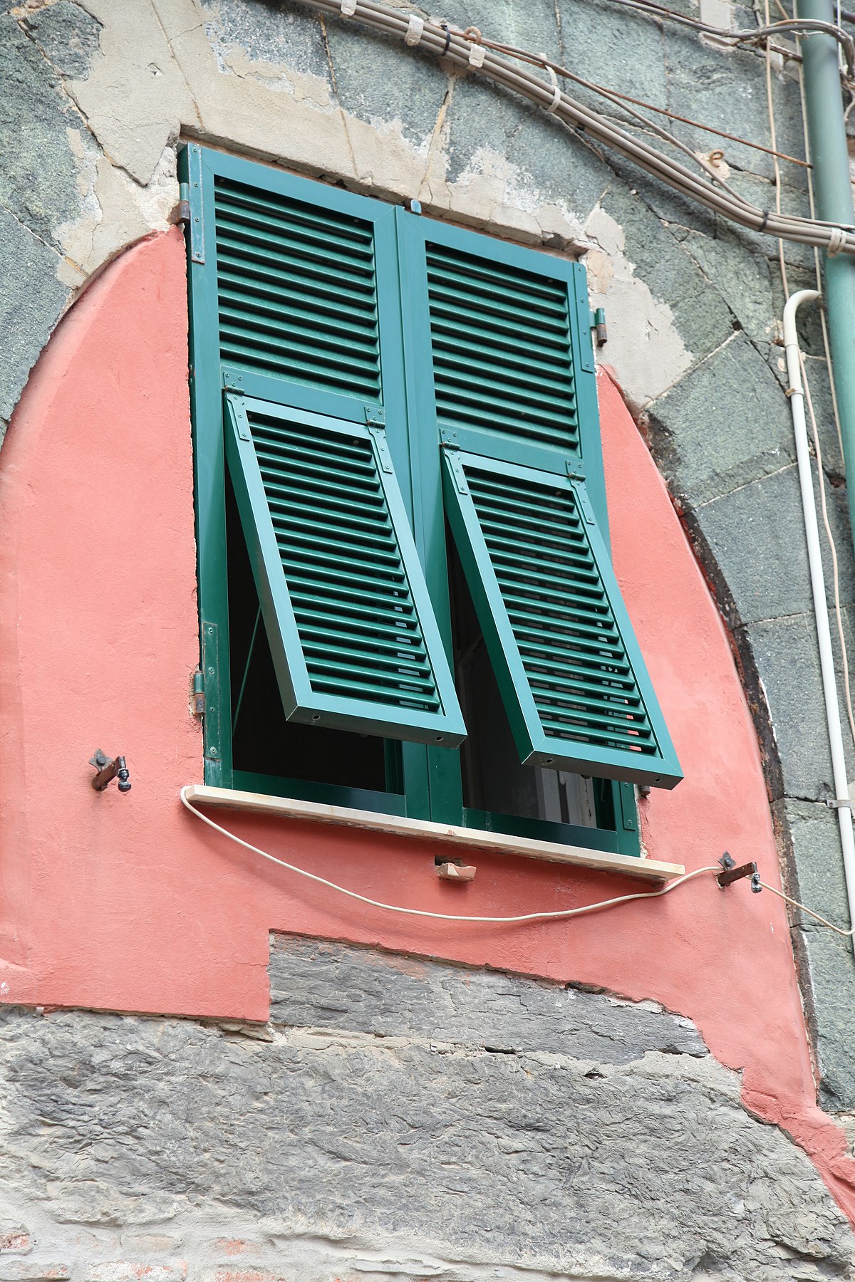 Persiane e Imposte: Storia ed Etimologia di Elementi Architettonici Intramontabili