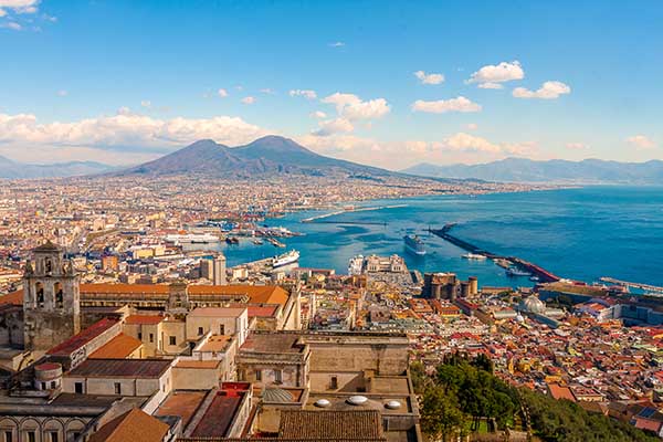Napoli: Un Tesoro del Mediterraneo