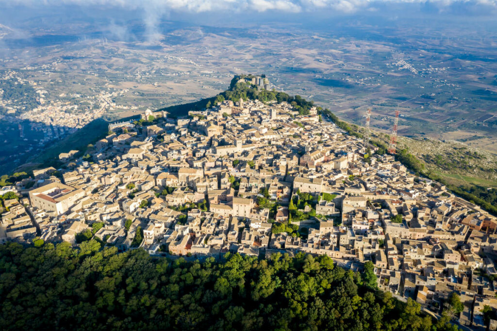 Erice: Un Gioiello Medievale Sospeso tra Mare e Cielo