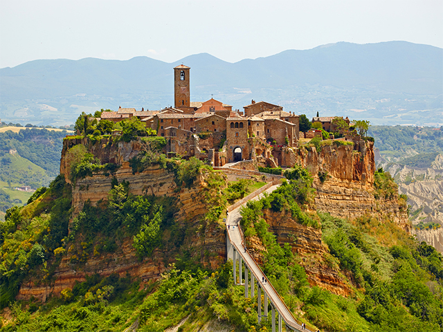 Civita di Bagnoregio: La Città che Muore e Rinasce