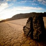 Titolo: Il Mistero delle Pietre che Camminano nella Valle della Morte
