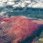 Titolo: Il Mistero del Lago Natron: Dove la Natura Trasforma in Pietra