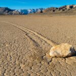 Certo! Ecco un articolo su una curiosità affascinante: il fenomeno delle pietre mobili nella Valle della Morte.